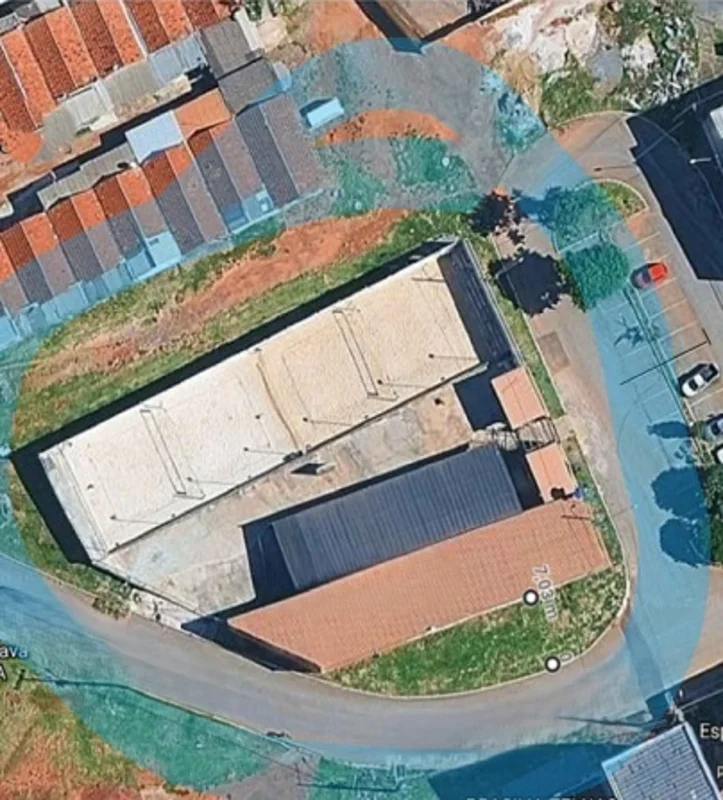 LOTE CIRCUNDADO POR VIAS DE ACESSO ÁREA DO LOTE = 1.548,00m² ÁREA DE CONSTRUÇÃO ...