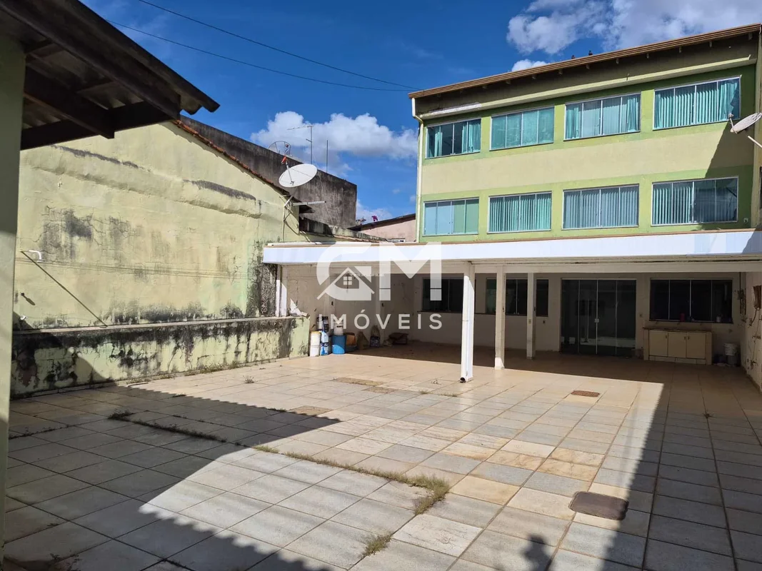 GM IMÓVEIS VENDE CASA NA QUADRA 17 DE SOBRADINHO Excelente casa com 3 pavimentos...