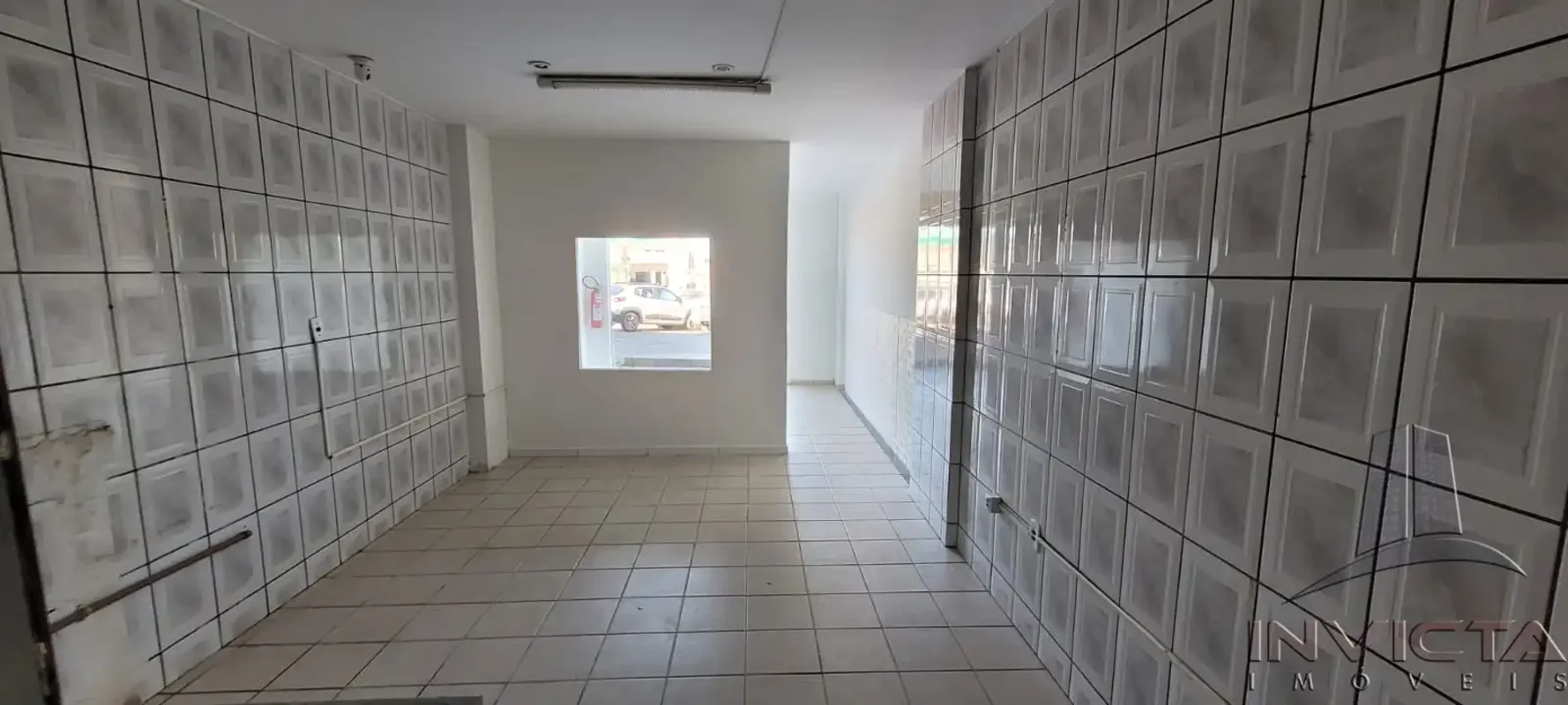 Localizada em uma região de grande potencial comercial, cercada por diversos res...