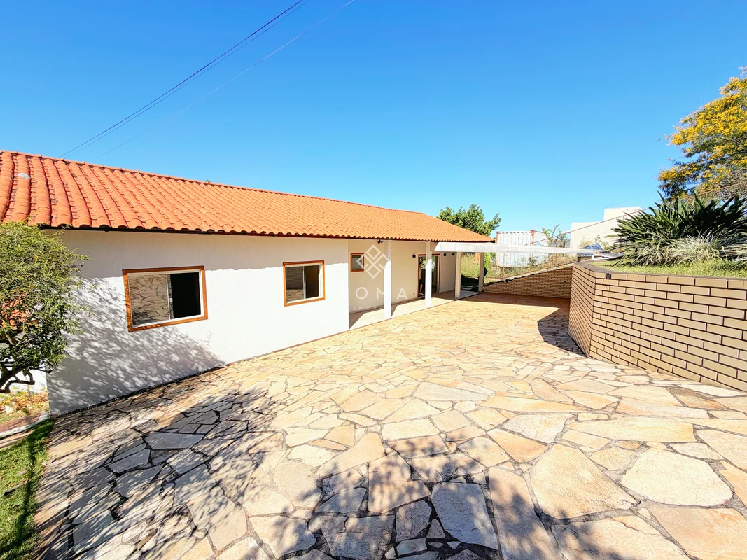 ESPECIFICAÇÕES DA CASA:- Sala ampla para três ambientes- Cozinha com armários pl...
