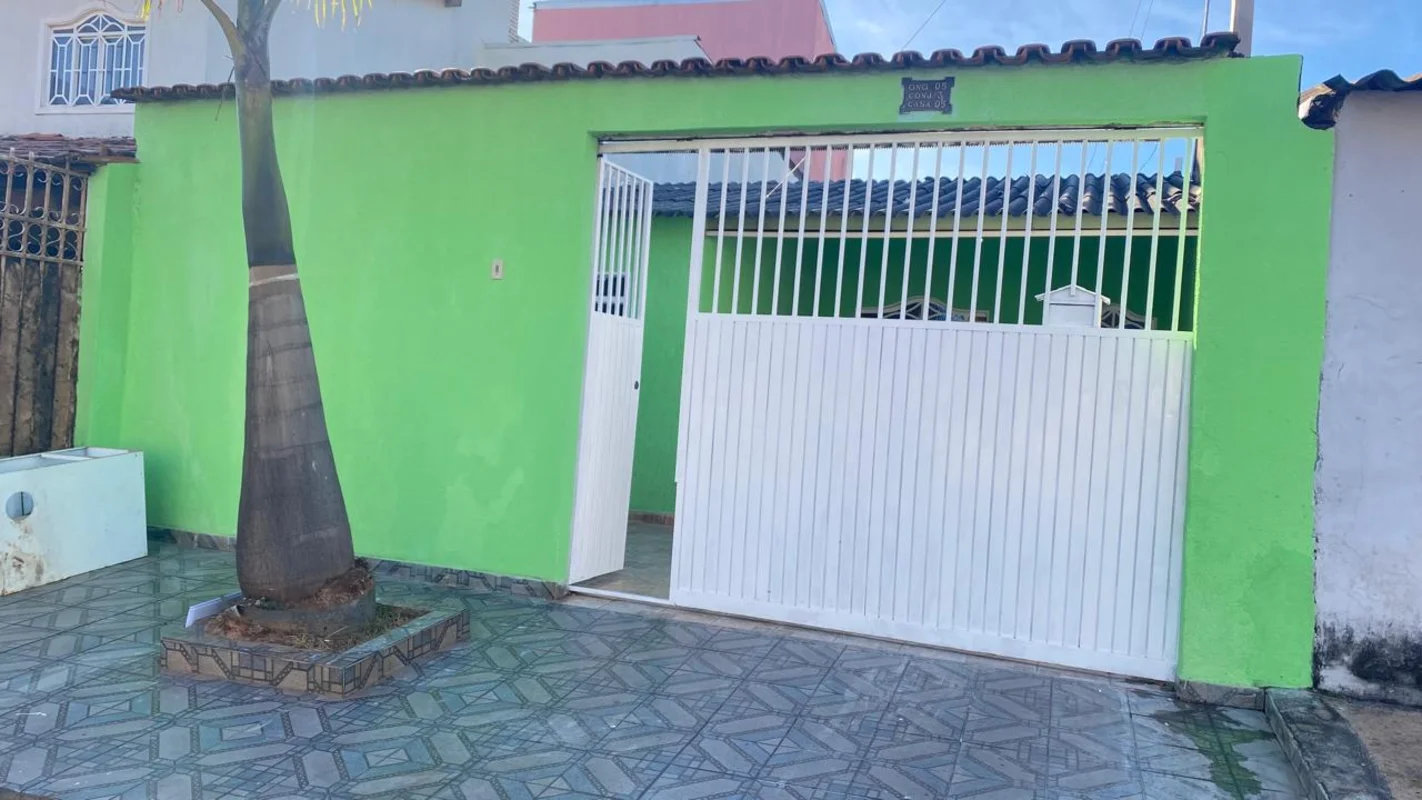 * - VENDO CASA DE 02 QUARTOS NA QNQ 05;* - RUA BASTANTE LARGA;* - AO LADO DE UM ...
