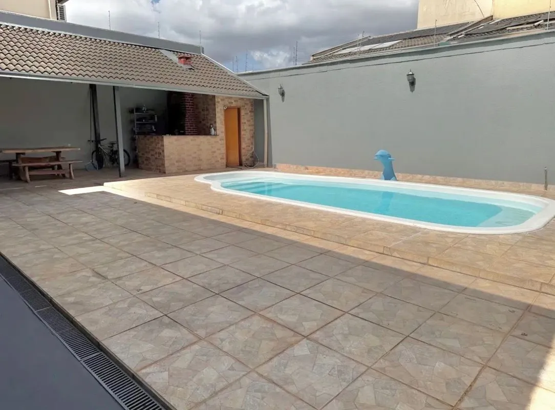 Lote: 420 m" (lote inteiro)Área Construída: 220 m"3 suitesSalaEscritórioCozinhaA...
