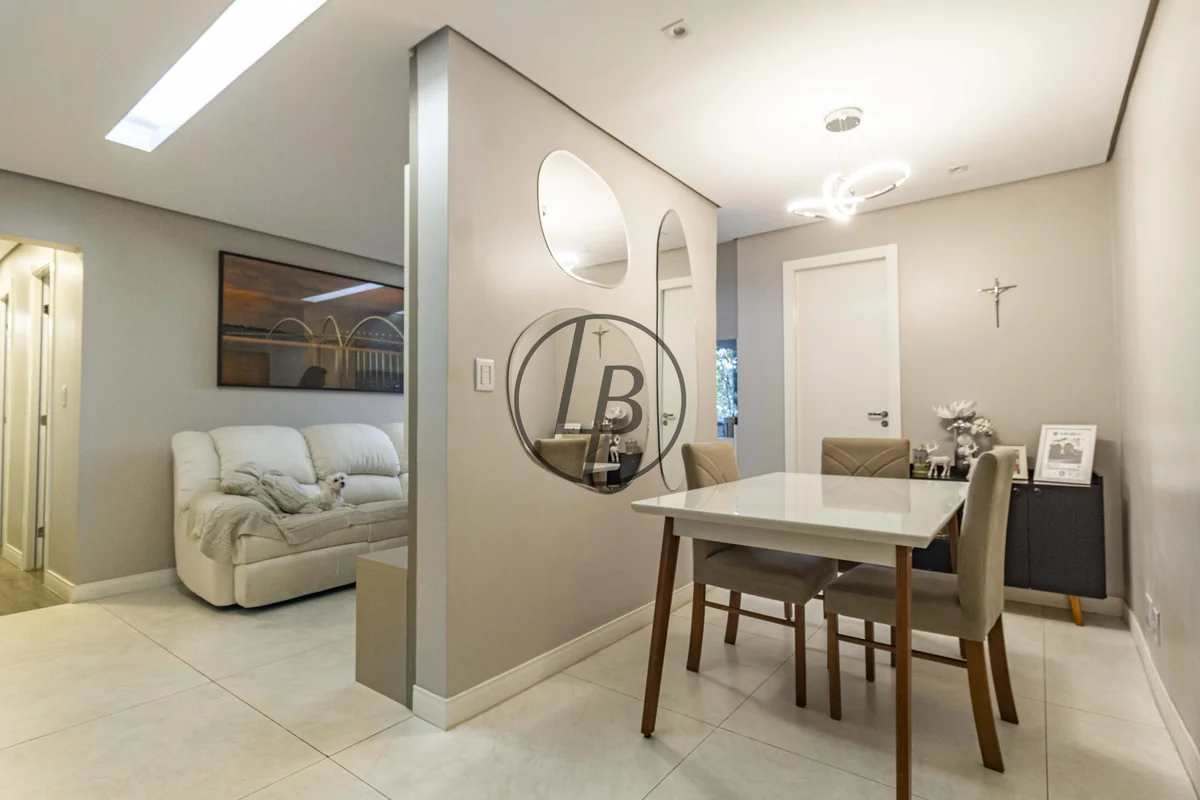 Este apartamento de 3 quartos, com uma vista livre e localização privilegiada, u...