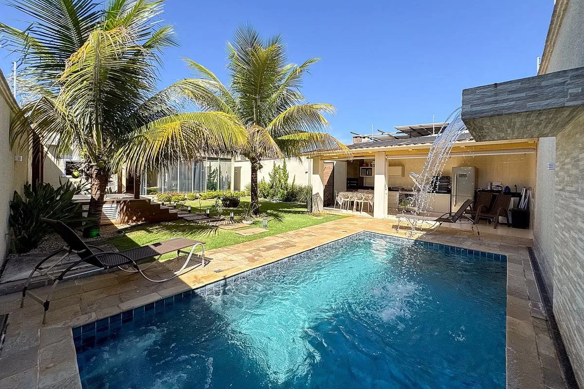 Casa mobiliada de alto padrÃ£o com piscina e ofurÃ´, composta por 5 quartos, sen...