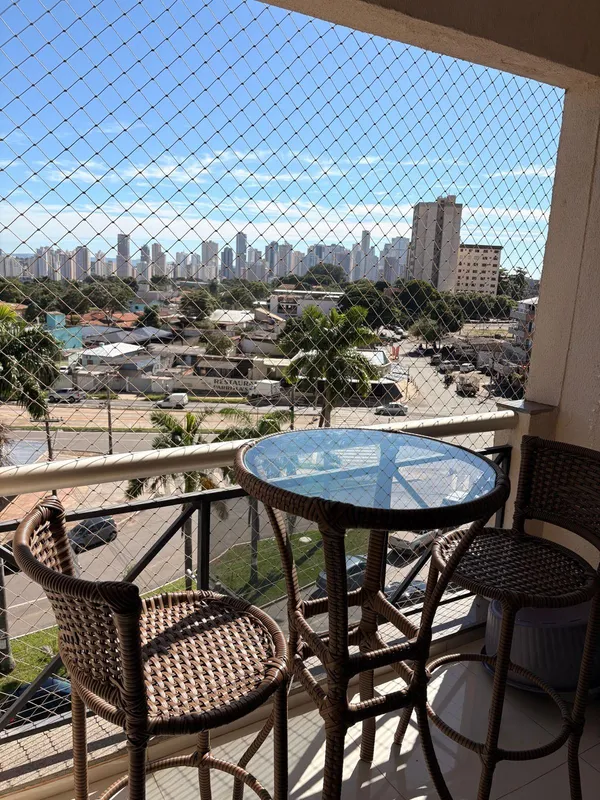 O apartamento é totalmente mobiliado, bem distribuído e com um ambiente moderno ...