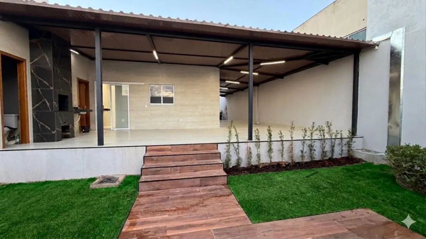 Casa a venda sozinha no lote - 360m2 - sendo 180m2 construído. Próximo ao garave...