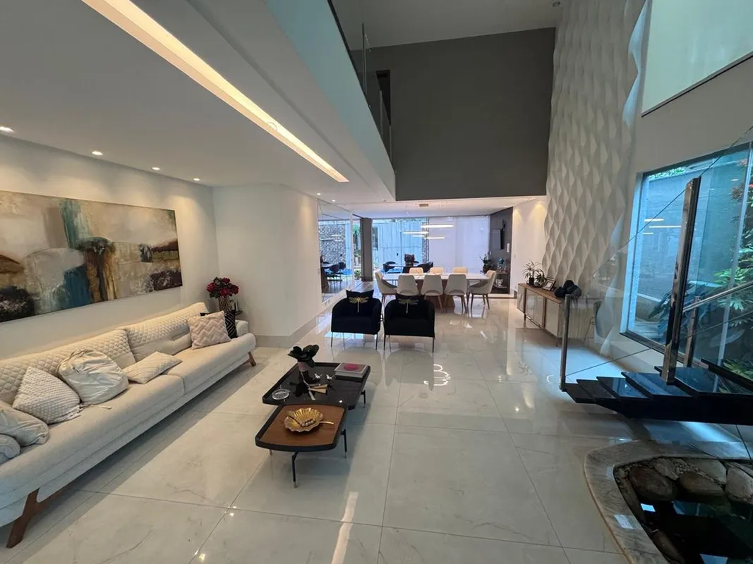 ?? Área construída: 338 m² ?? 4 suítes ?? 4 vagas de garagem?? 6 banheiros?? Imó...