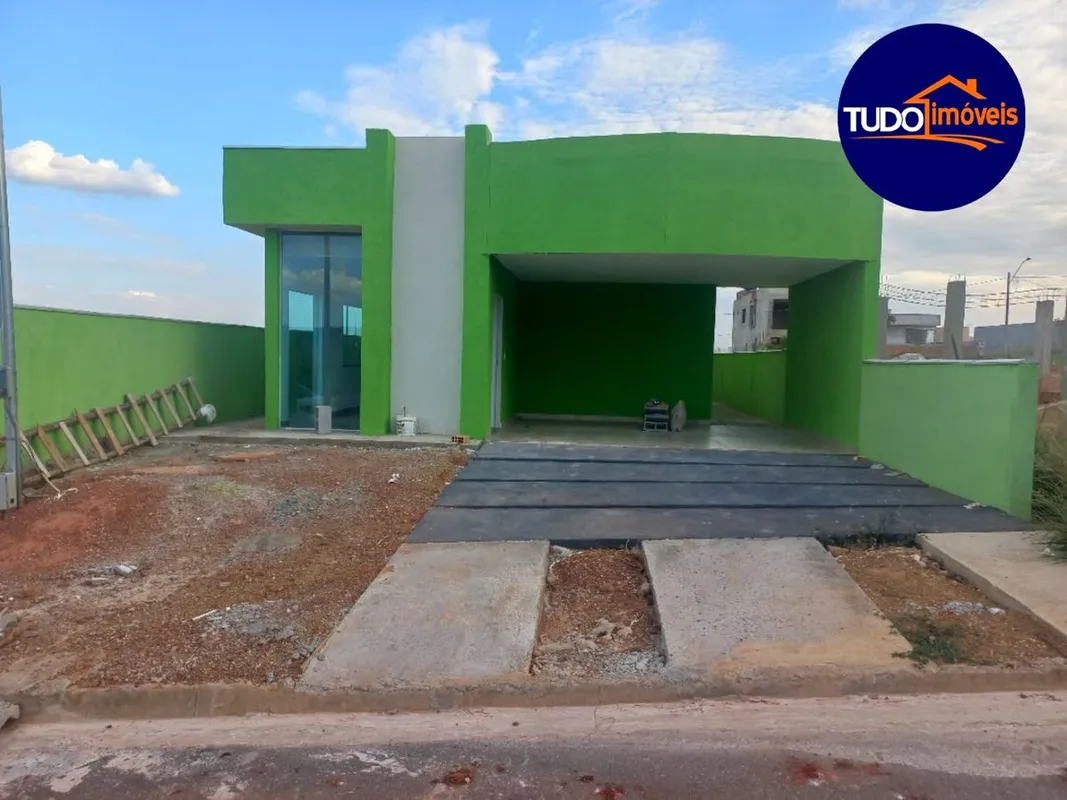 LINDA CASA 3 QUARTOS, SENDO 1 SUÍTES, NA LAJE, ACABAMENTO DE PRIMEIRA EM ANDAMEN...