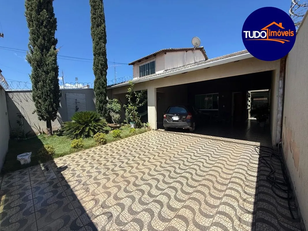 Belíssima casa, 3 quartos, suíte, porcelanato, aceita financiamento, localização...
