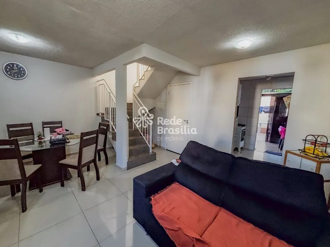 Algumas casas oferecem espaço. Outras oferecem momentos. Esta reúne os dois.Loca...