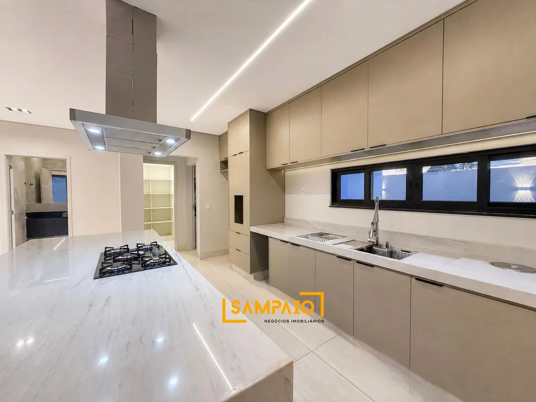 Tem casas que surpreendem antes mesmo de você entrar. Esta começa a impressionar...