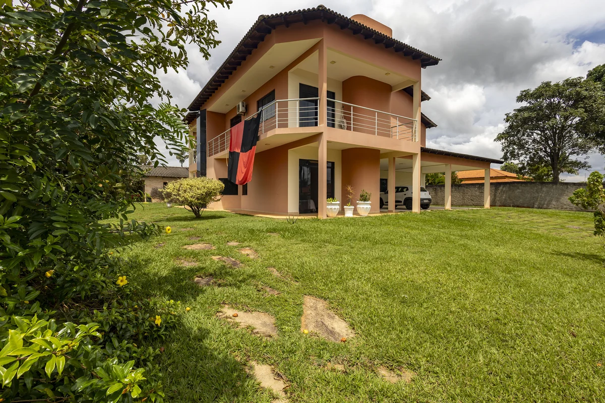 CASA COM DOIS PAVIMENTOS.SOBRADO750m de área útil1º ANDAR;Sala para dois ambient...