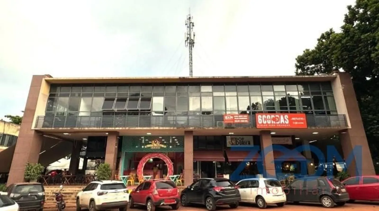Conjunto comercial todo reformado, com escada de acesso em granito novo, circuit...