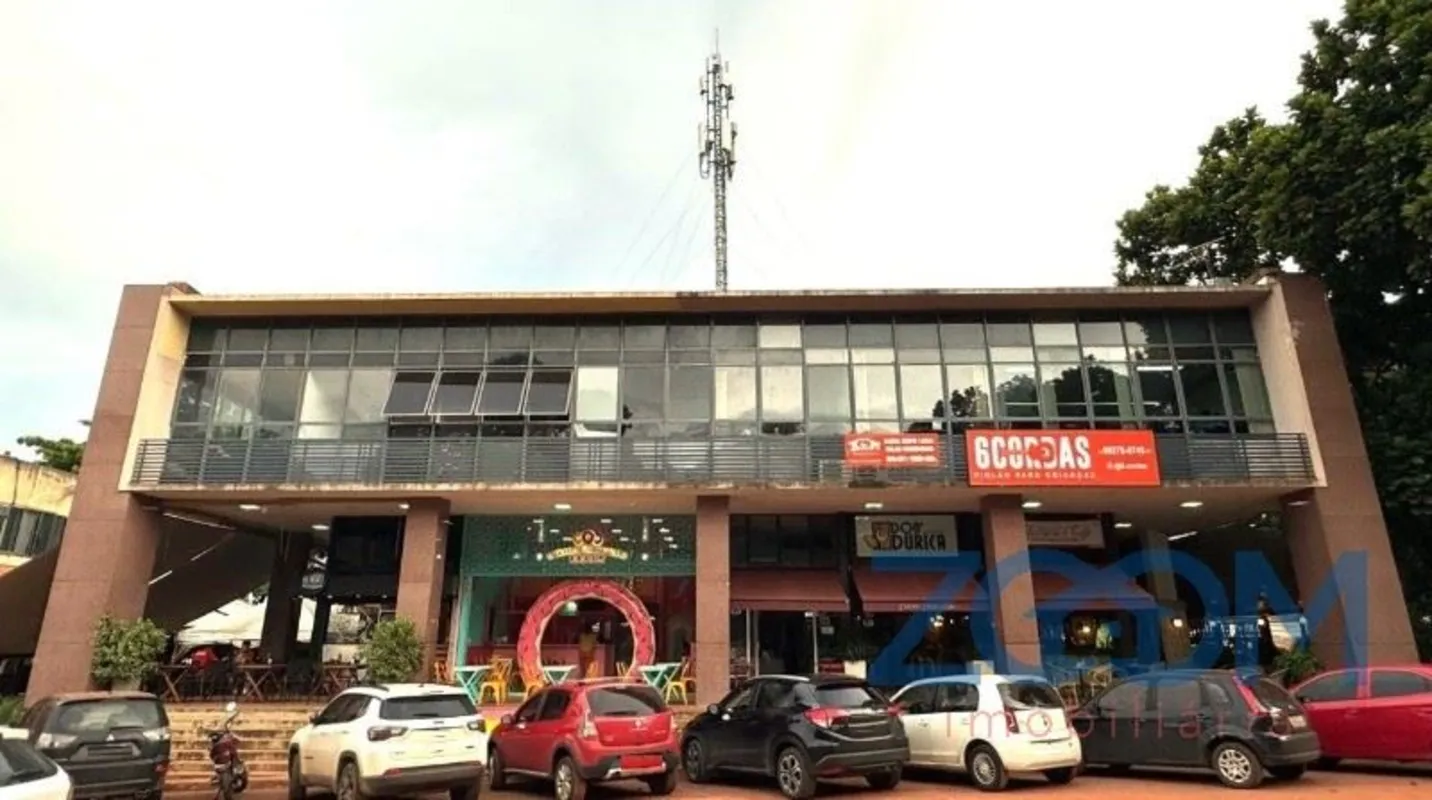 Conjunto comercial todo reformado, com escada de acesso em granito novo, circuit...