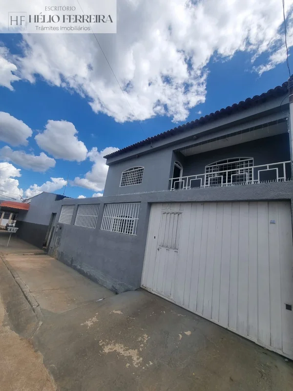 Ótimo sobrado na Santa Maria Sul, com: - Sala, - copa, cozinha, -banheiro social...