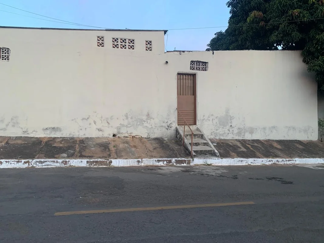 Casa esquina lote vazado com 2 residências cada uma com 2 qts , sala cozinha ban...