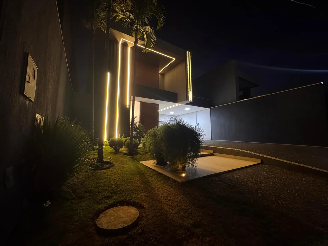 Vende-se casa de alto padrão localizada na Rua 4C de Vicente Pires, em uma das r...