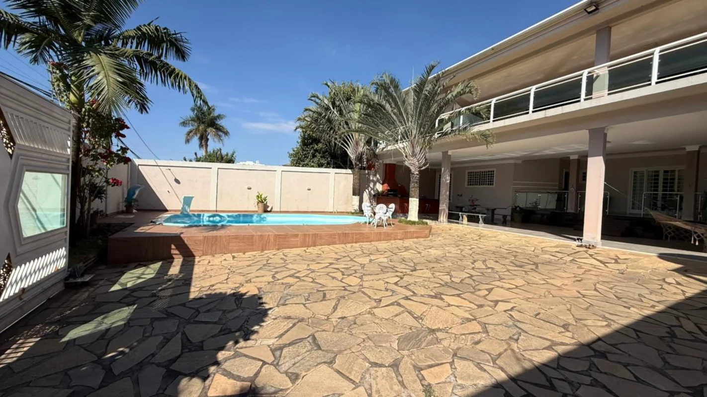 Vende-se excelente casa localizada na Rua 03, ideal para quem busca espaço, conf...