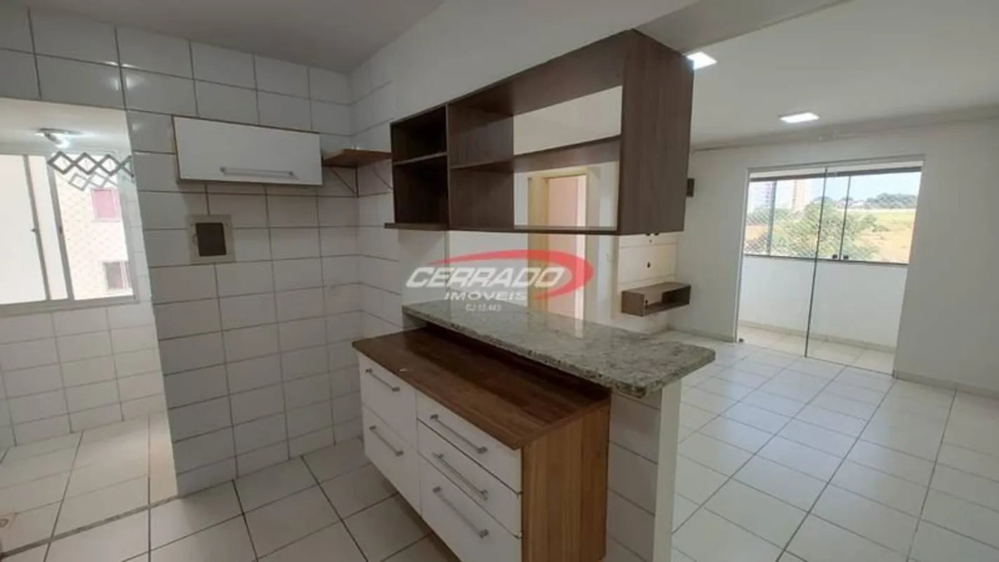 Apartamento com 2 quartos, rico em armários, pintura nova, duas vagas de garagem...