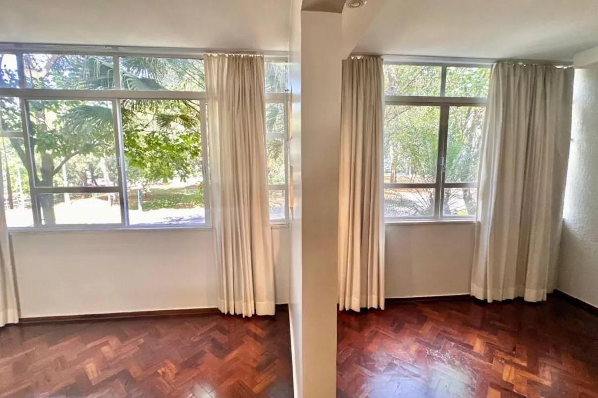 Excelente apartamento, com 85m² muito bem distribuídos. Conta com duas salas sen...