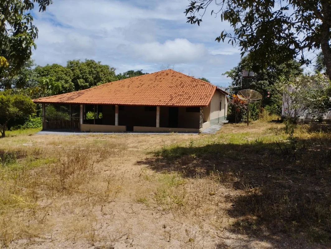 Localizada na beira da Rodovia GO-010 que liga Luziânia à Vianópolis.Região do Q...