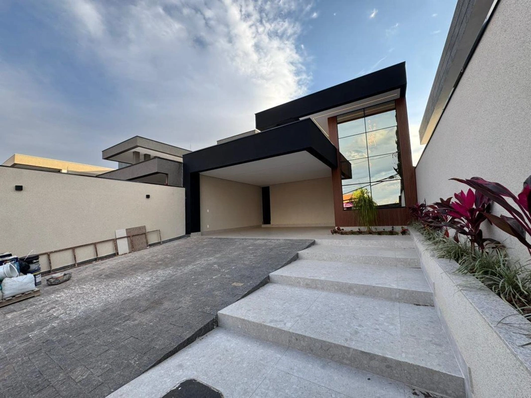 Vende-se casa de alto padrão localizada na Rua 12 de Vicente Pires, com saída es...