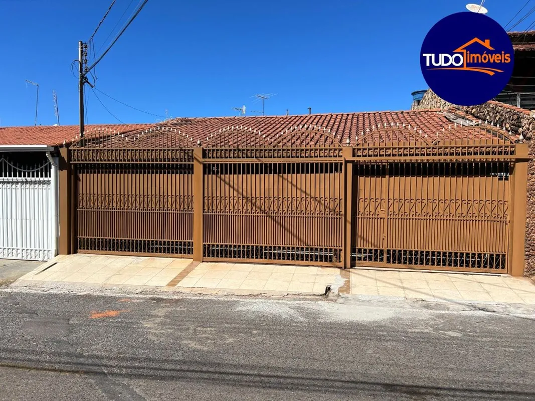 VENDE=SE CASA NO SETOR LESTE DO GAMA COM QUATRO MORADIAS NOS FUNDOS PARA RENDA E...