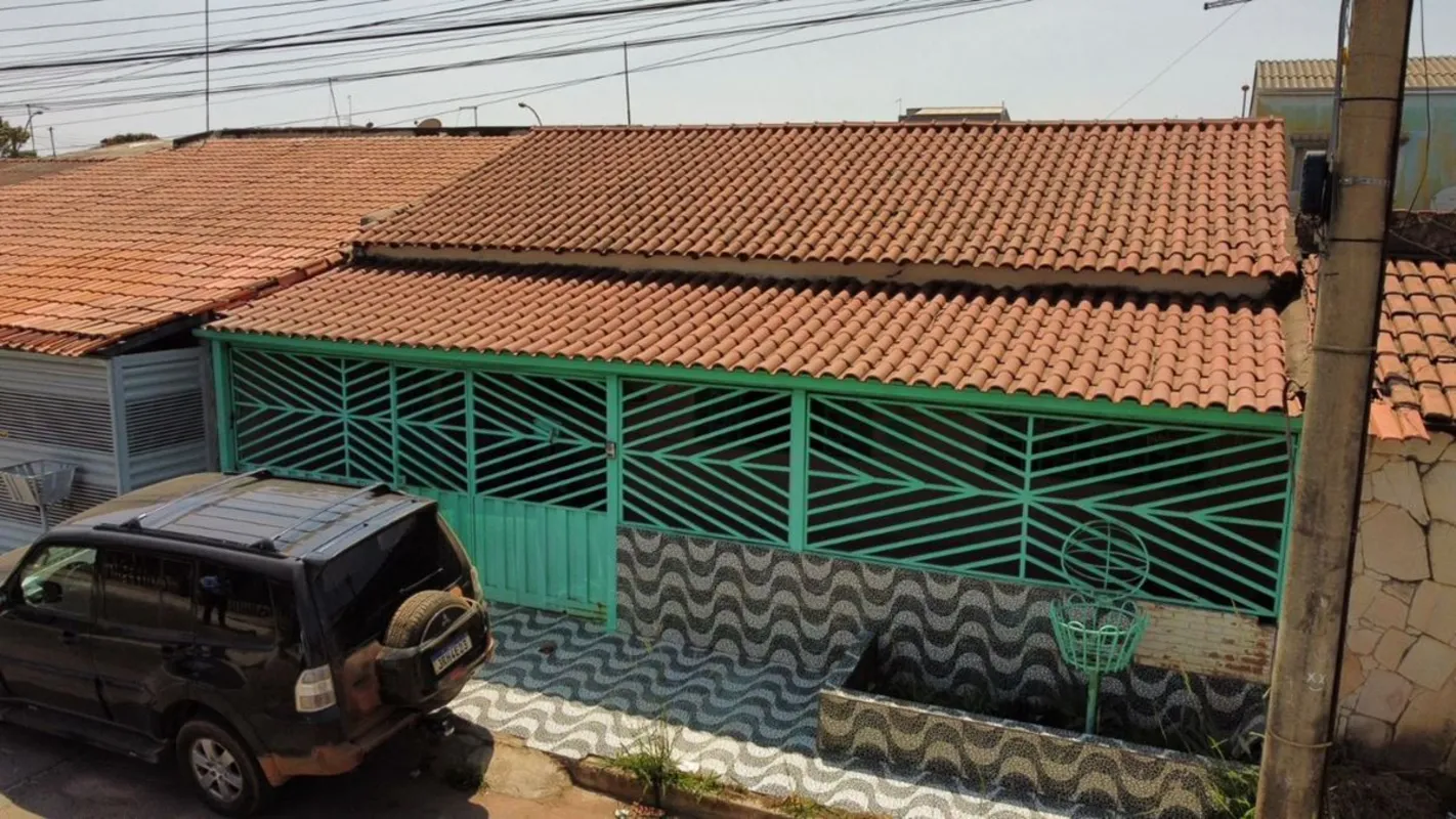 CASA AMPLA, NA LAJE, 4 QUARTOS, BOA LOCALIZAÇÃOCasa à Venda em Santa Maria - QR ...