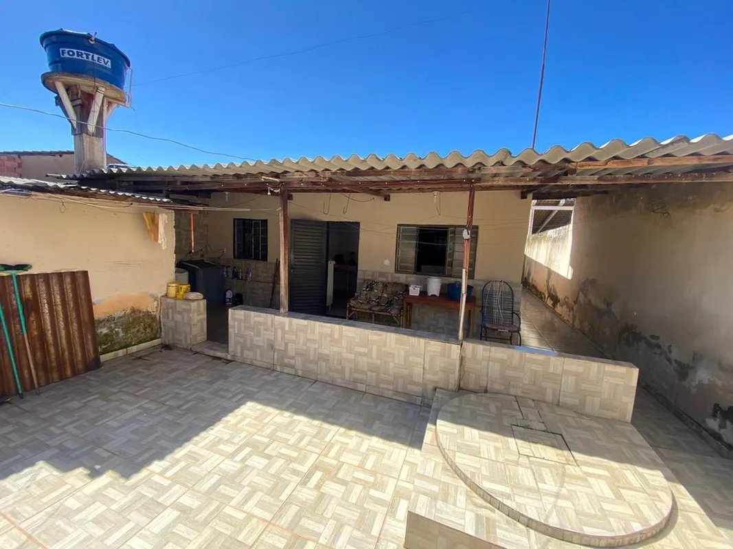 Casa à venda em Valparaíso de Goiás-GO, no bairro Jardim Oriente. 2 quartos, 1 s...