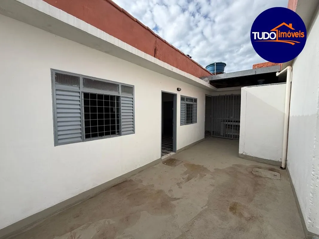 Tudo Imóveis - CRECI 23.925-DFAluga-se Casa de fundos na laje e gradeada. Contem...