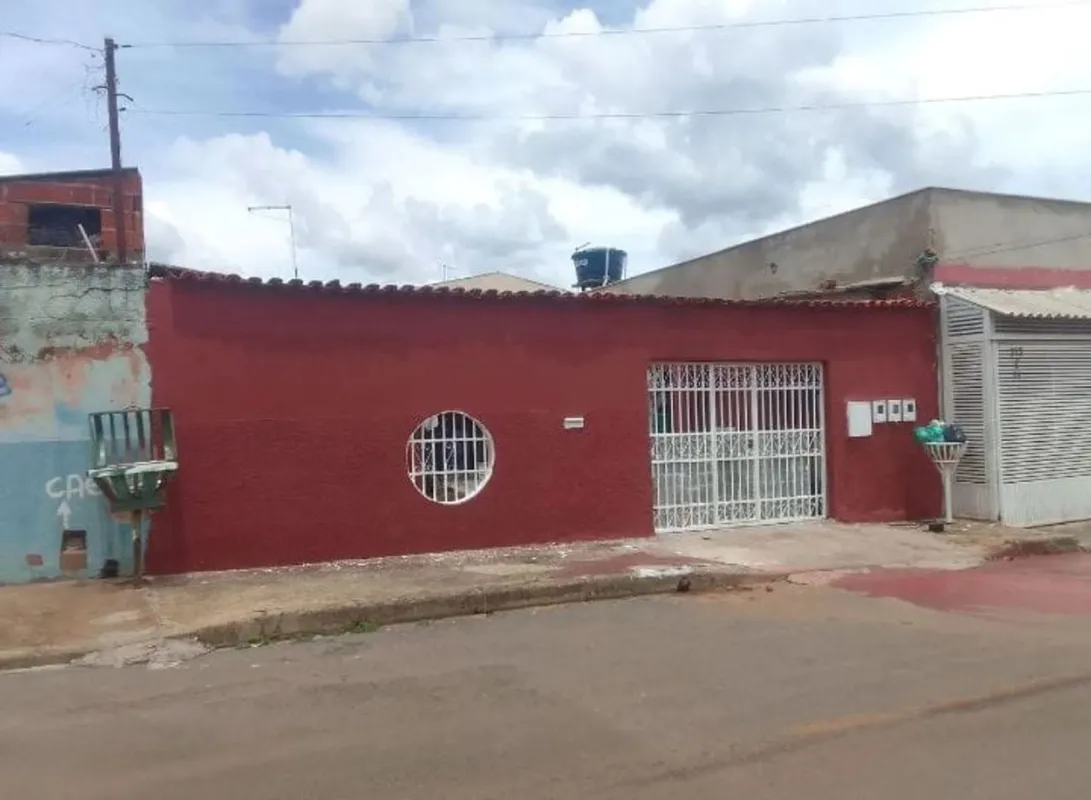 Casa à venda em Santa Maria-DF, no bairro Qr 313 Cj H, com 4 quartos, 2 salas, 4...