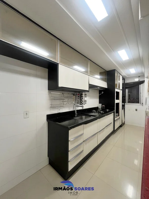Apartamento andar alto 100% reformado, repleto em armários distribuído em sala d...
