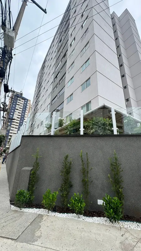 Apartamento com 2 quartos sendo 1 com suíte e armários, sala ampla com sacada, c...