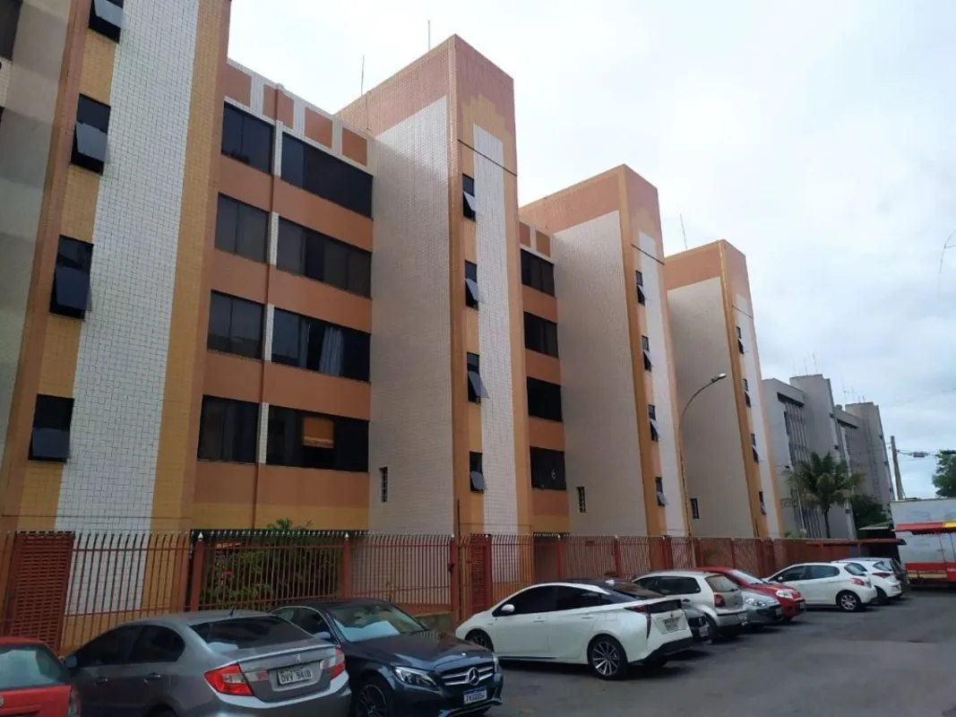 Apartamento no 4 andar, composto por 2 quartos com armários, sala com varanda fe...