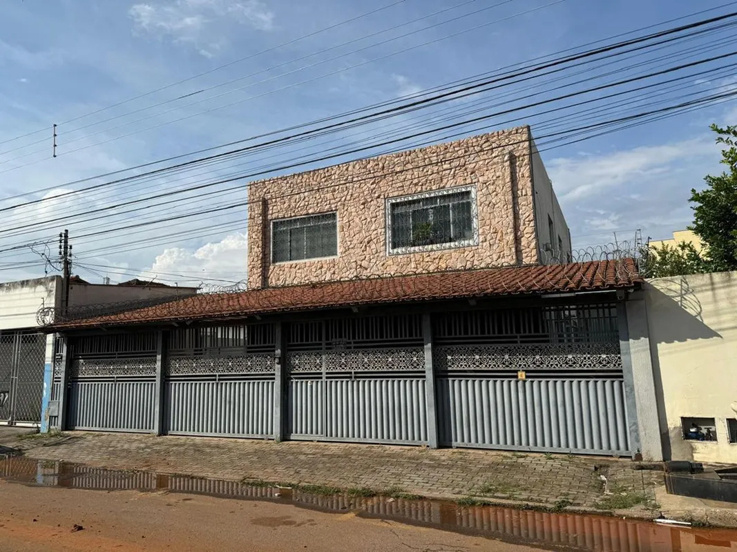 Sobrado versátil, robusto e com alto potencial construtivo, ideal tanto para uso...
