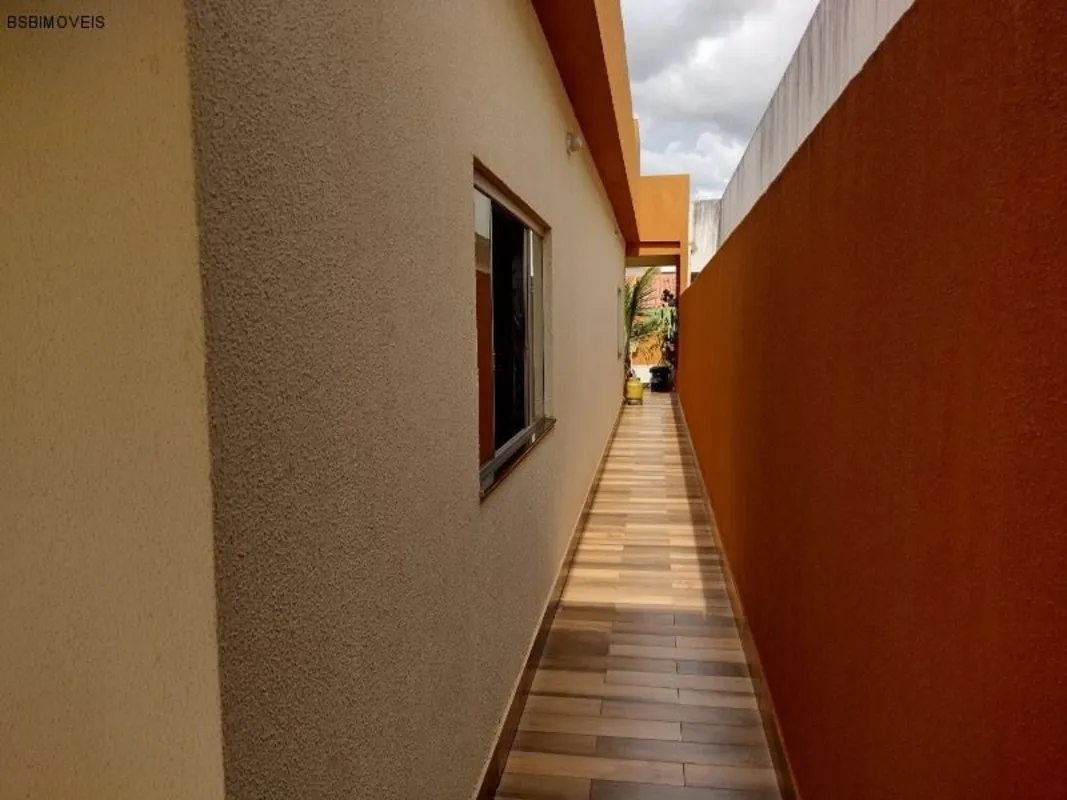 BSB IMÓVEIS APRESENTAExcelente Casa em Condomínio ConsolidadoImóvel amplo, bem d...
