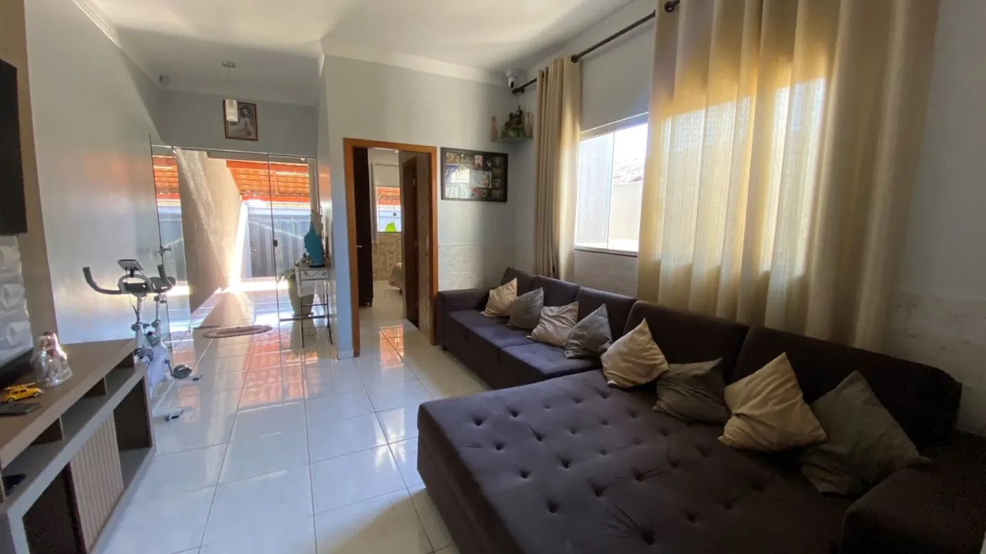 Casa com 3 quartos sendo 1 suíte , banheiro social , sala ampla , cozinha equipa...