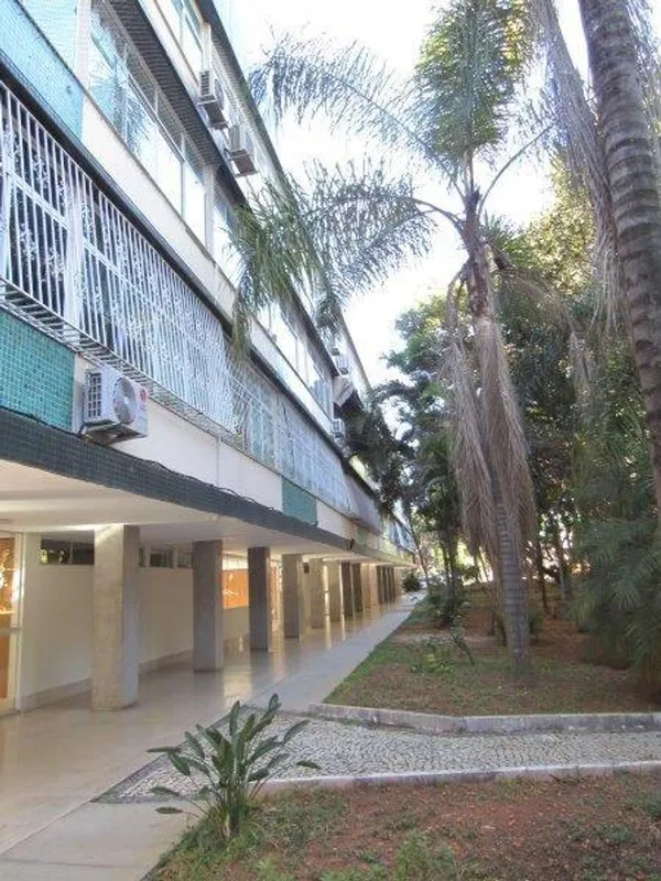 Apartamento de 3 quartos com suíte para locação na prestigiada Asa Norte. O imóv...