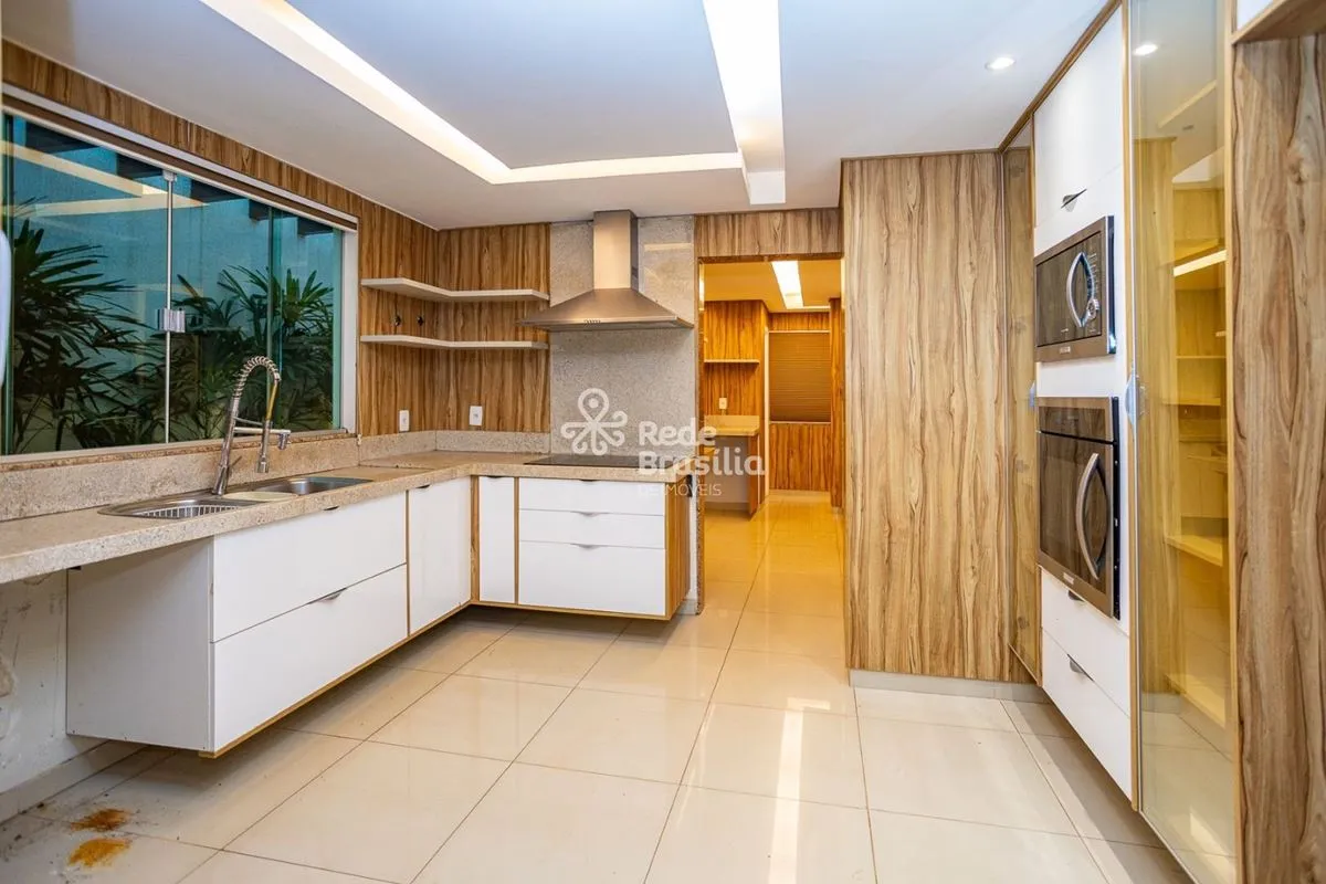 Linda casa à venda com 498 m² de área privativa.Distribuídos da seguinte forma:T...