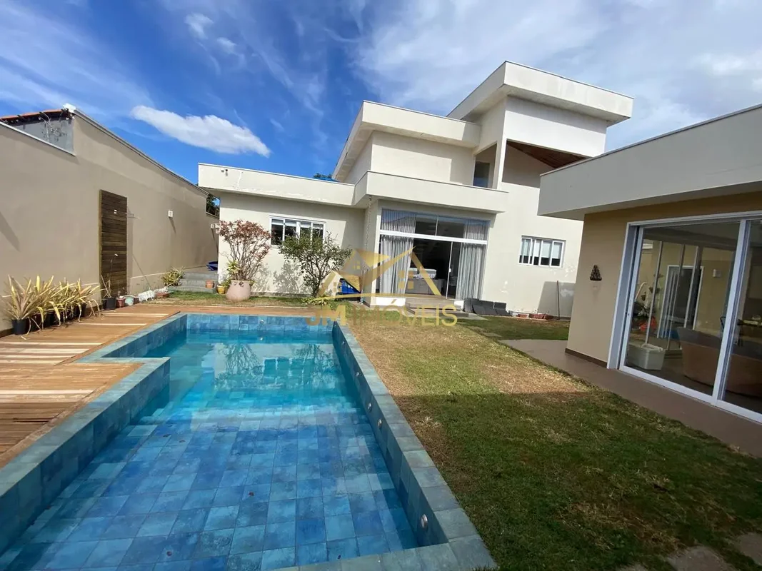 Descubra esta charmosa casa de alto padrão no Condomínio RK, na Região dos Lagos...