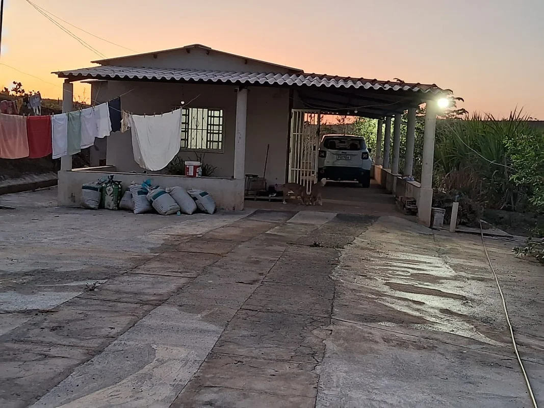 Encante-se com esta charmosa chácara no Capão da Serra, em Águas Lindas de Goiás...