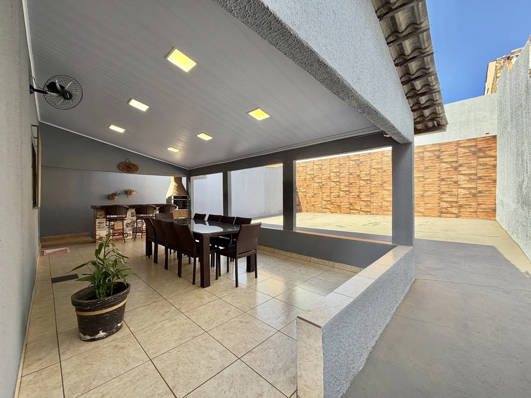 Casa única em terreno de 300m², toda avarandada e com imenso quintalR$ 695 Mil30...