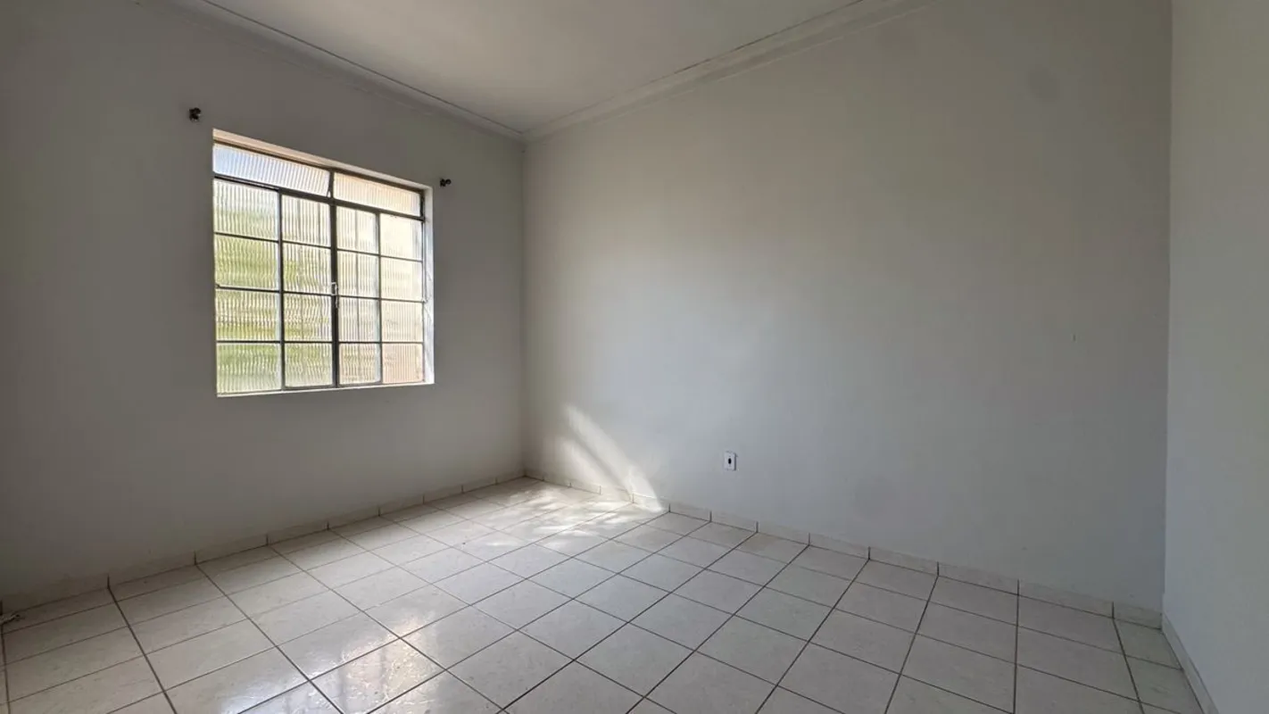 Apartamento com 3 quartos, sala ampla e sacada fechada, proporcionando mais conf...
