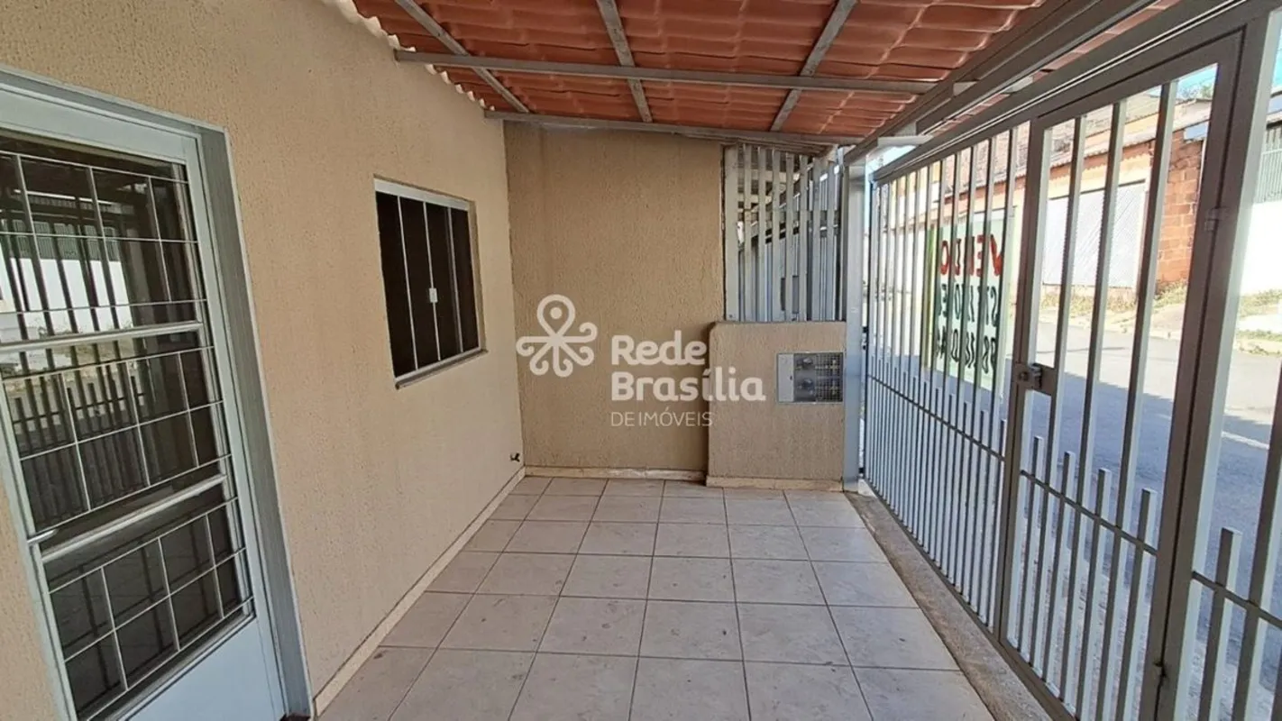 QR 7 | 02 casas independentes com garagem coberta | Excelente oportunidade de in...