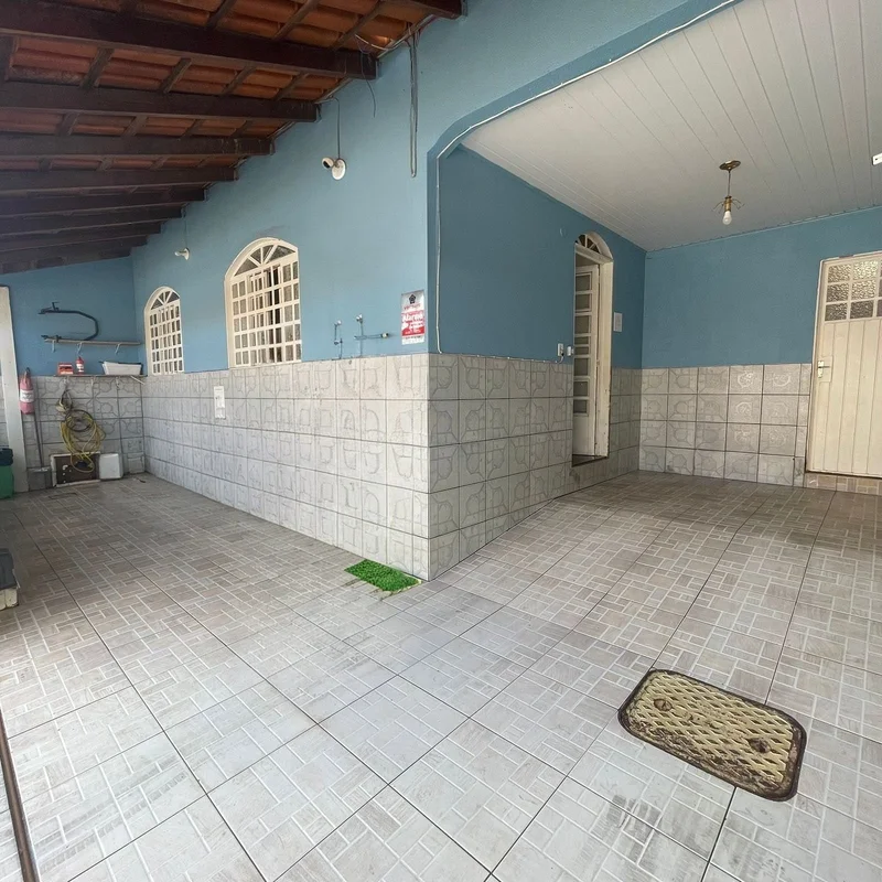 CASA 3QTS, SALA, BANHEIRO SOCIAL, COPA , COZINHA, ÁREA DE SERVIÇO E 02 VAGAS .**...