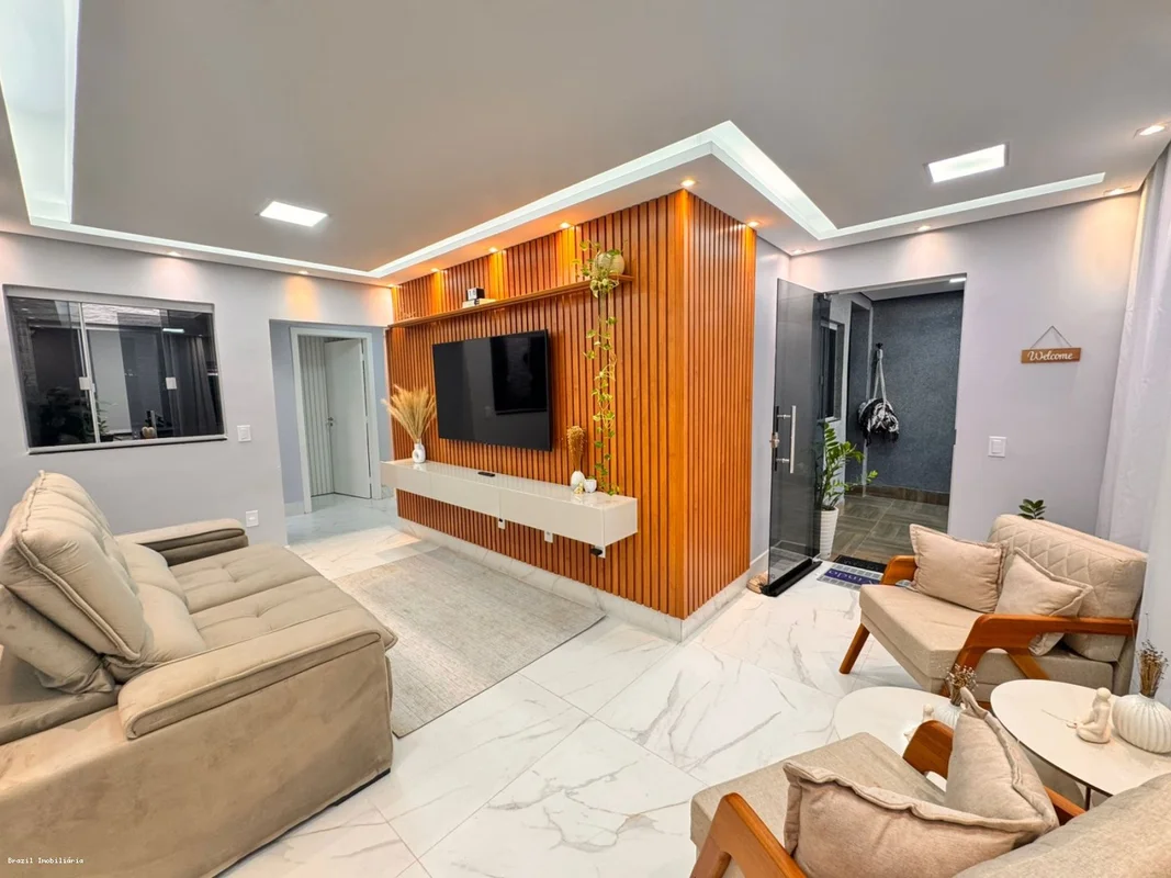 Se busca uma casa confortável e bem localizada em Santa Maria, DF, essa residênc...