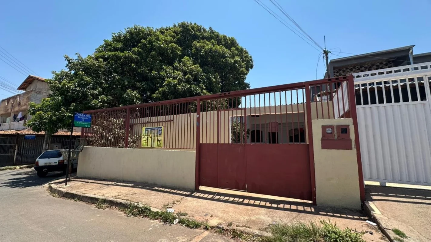 CASA COM 2 QUARTOS DE ESQUINA COM QUINTAL AMPLO – RECANTO DAS EMASDescubra o con...