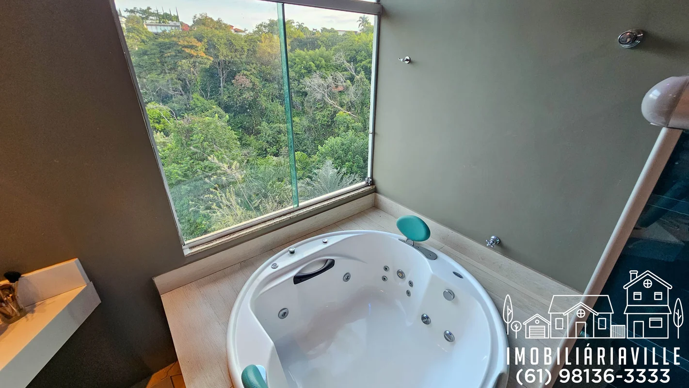A Imobiliária Ville traz uma Casa Imersa na Natureza e cheia de charme.No coraçã...