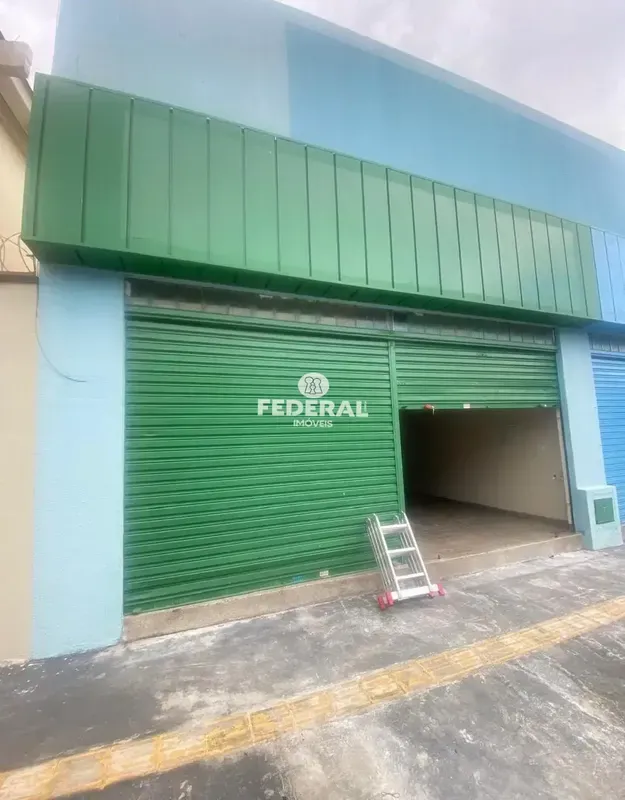 loja 200 metros, 02 portas de aço, copa, 02 banheiros, área de serviço no fundo,...