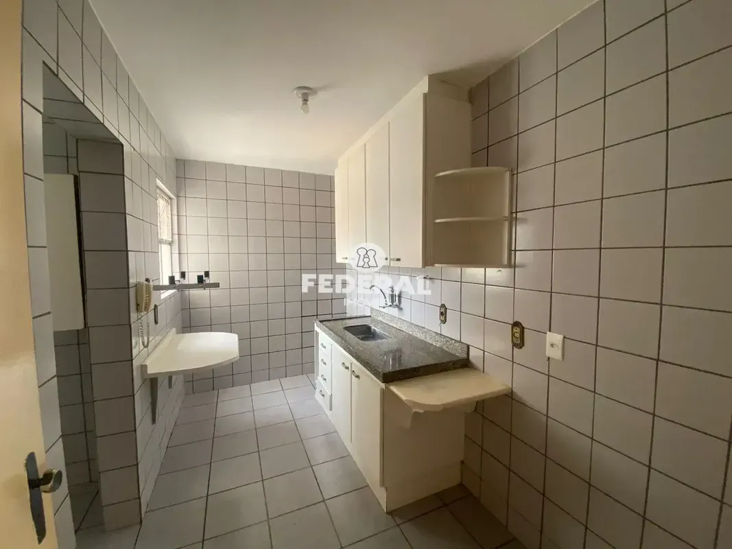 Este bem-localizado apartamento de 2 quartos, sendo 1 suíte, está disponível par...